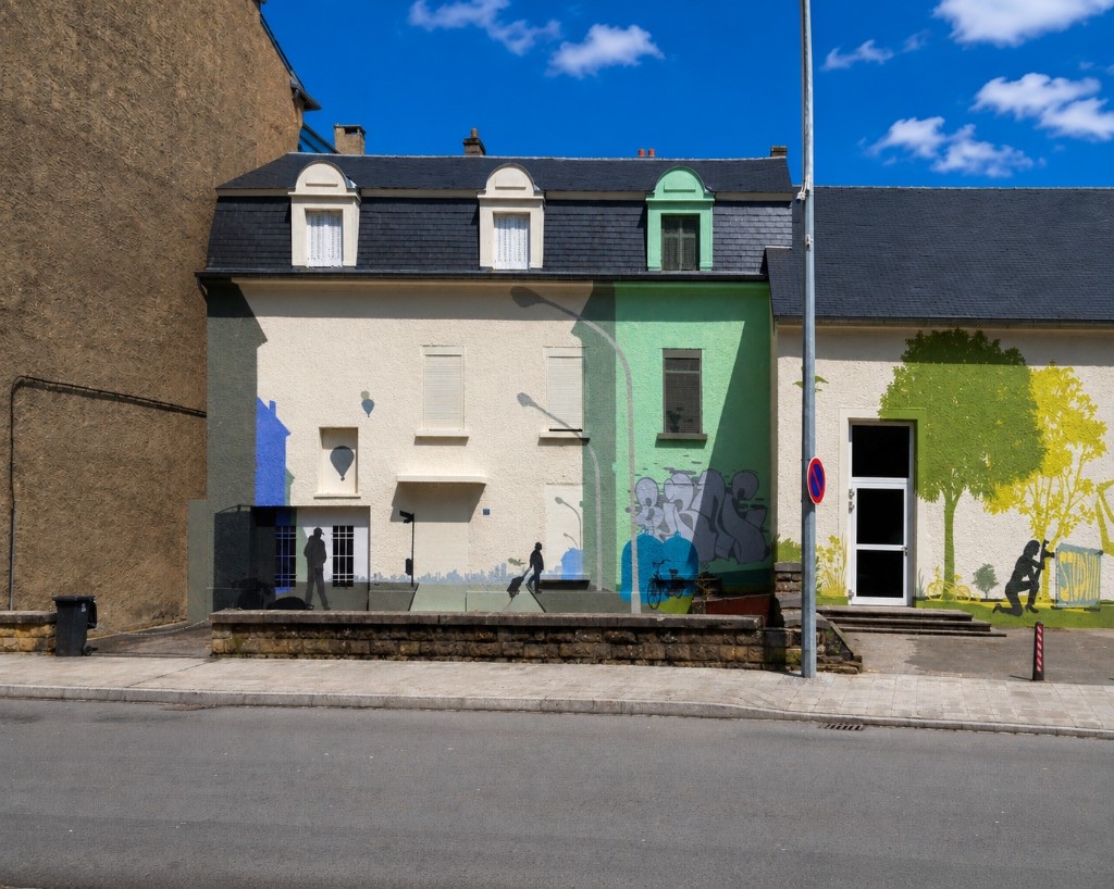 Fassadengestaltung Jugendclub Studio Bonnevoie Luxemburg — Gesamtansicht beider Fassaden