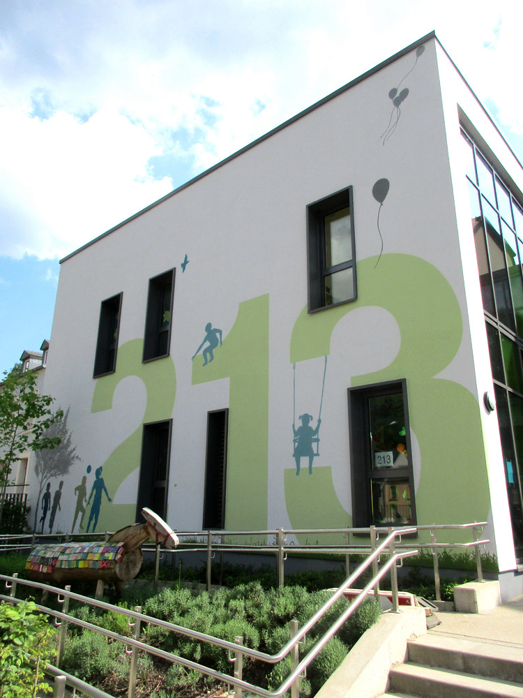Fassadengestaltung Kindergarten Luxemburg — Gebäudeecke und Kontext